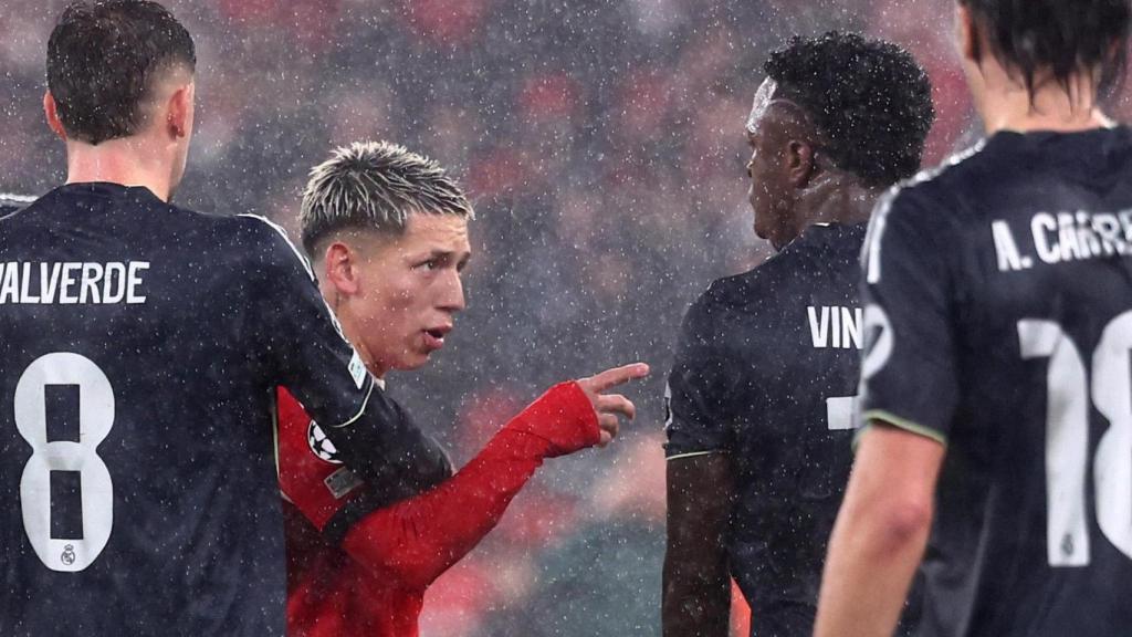 Prestianni, futbolista del Benfica, se encara con Vinicius durante el partido