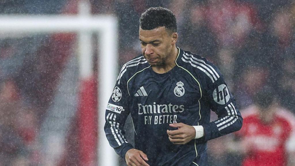 Kylian Mbappé, bajo la lluvia en el campo del Benfica