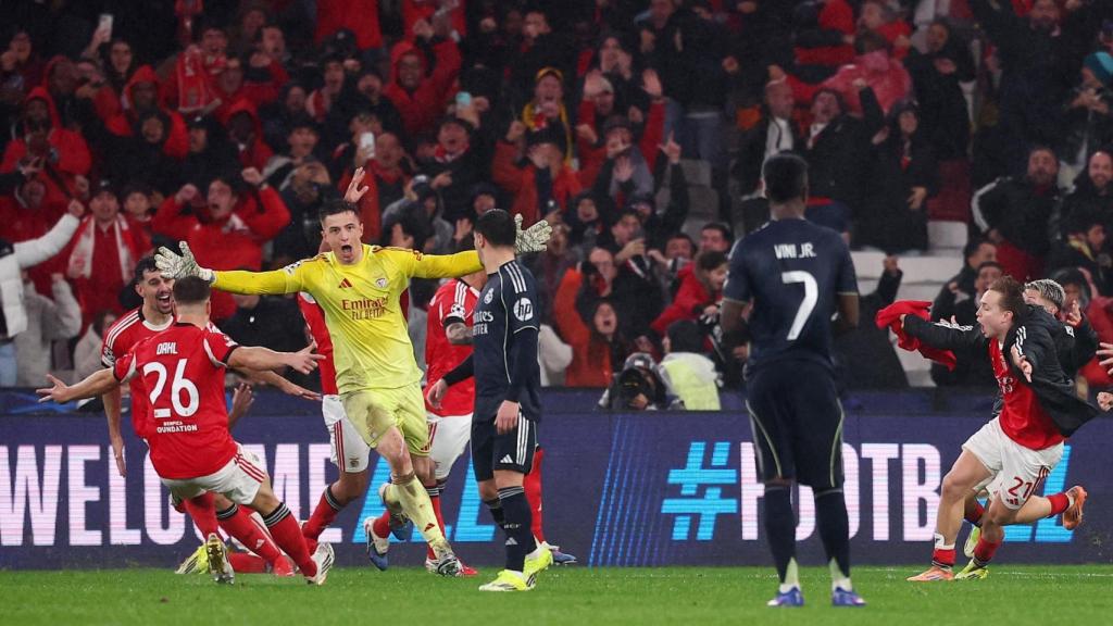 Trubin, portero del Benfica, celebra su gol contra el Real Madrid en la última jugada del partido