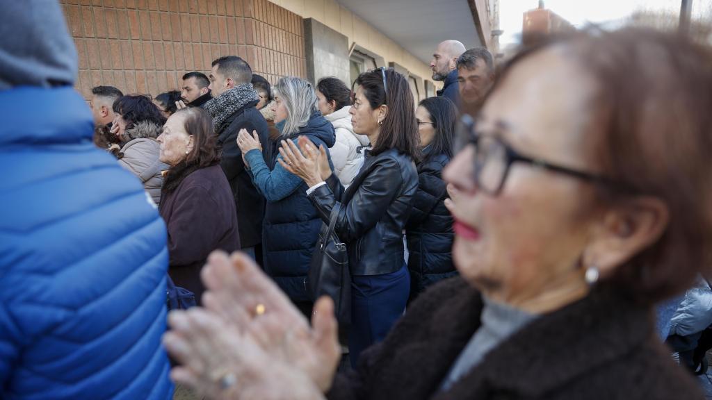 Vecinos aplauden tras el funeral de Alex, el menor fallecido en Sueca el pasado sábado. Efe / Manuel Bruque