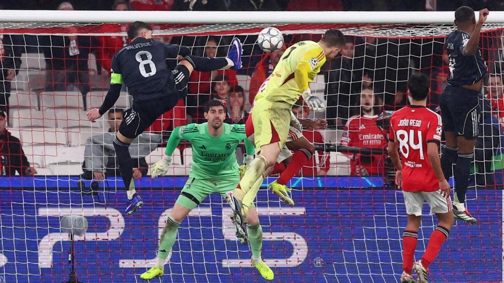 El cabezazo de Trubin que hizo el 4-2 y metió al Benfica en los play-offs