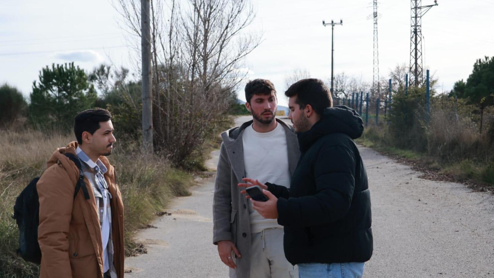 'Nachez', a la izquierda, junto a sus dos compañeros en los alrededores de Montmeló