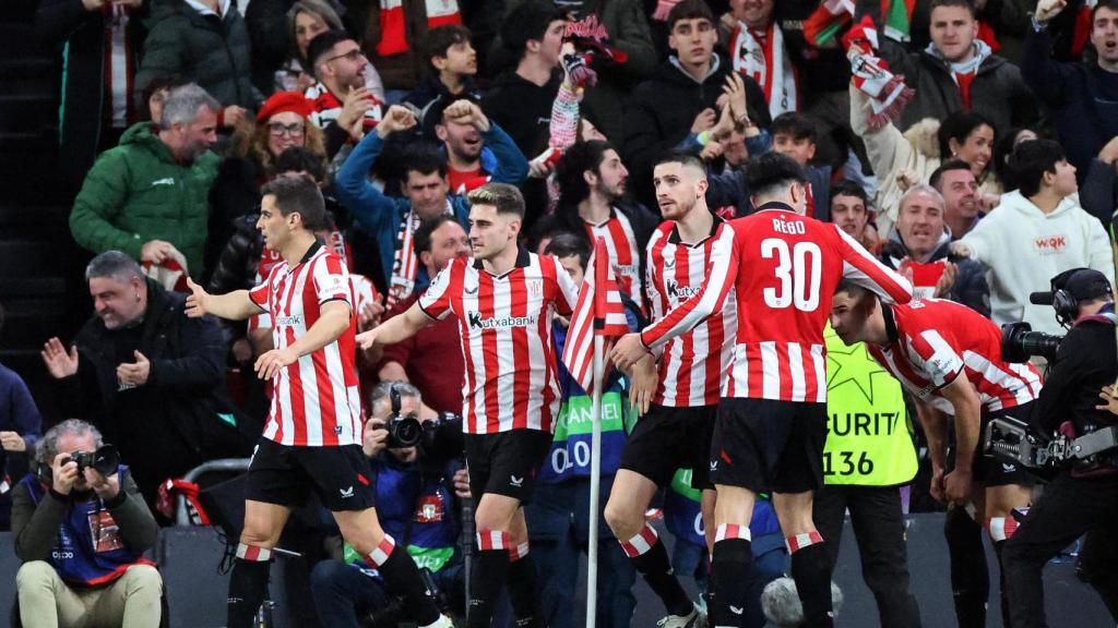 Los jugadores del Athletic Club celebran uno de los goles en el último partido de la fase de liga de la Champions.