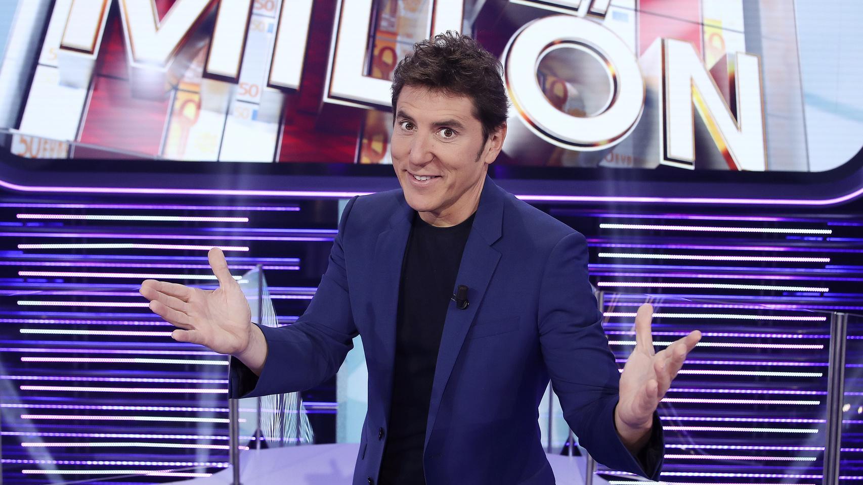 Manel Fuentes posa como presentador de 'Atrapa un millón'.