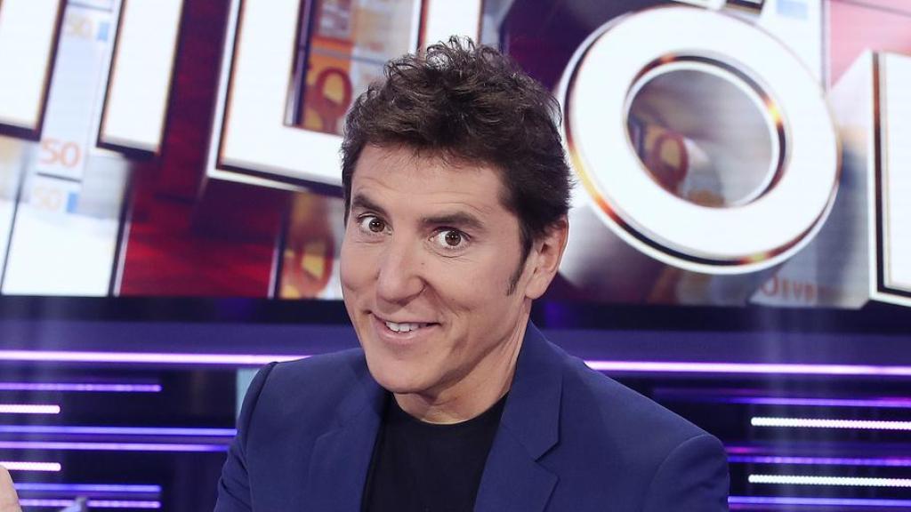 Manel Fuentes se hace pasar por presentador de 'Atrapa un millón'.