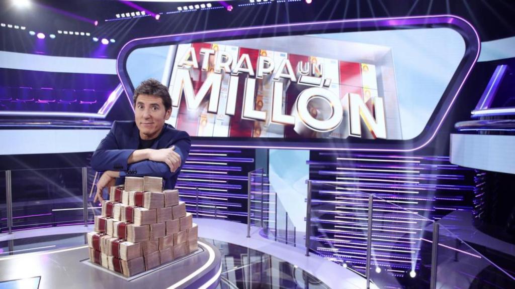 Manel Fuentes y el fajo de billetes del millón de euros en 'Atrapa un millón'.