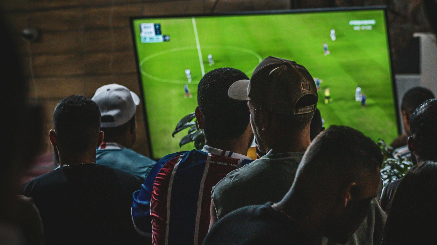 Aficionados ven un partido de fútbol en un establecimiento