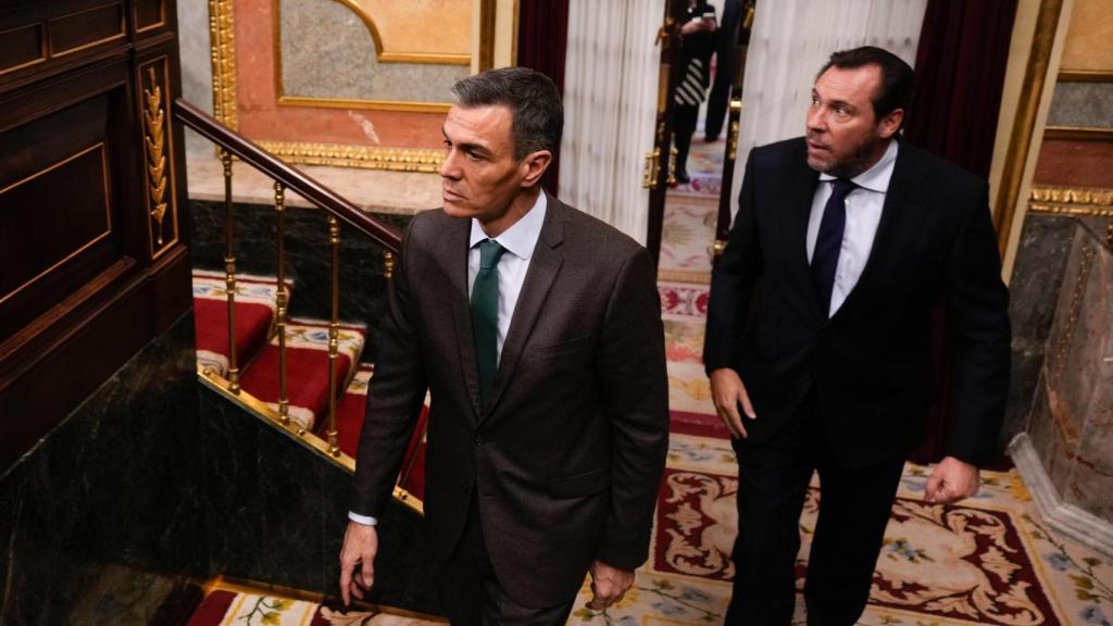 El presidente Sánchez y el ministro Óscar Puente, este martes, en el pleno del Congreso de los Diputados.