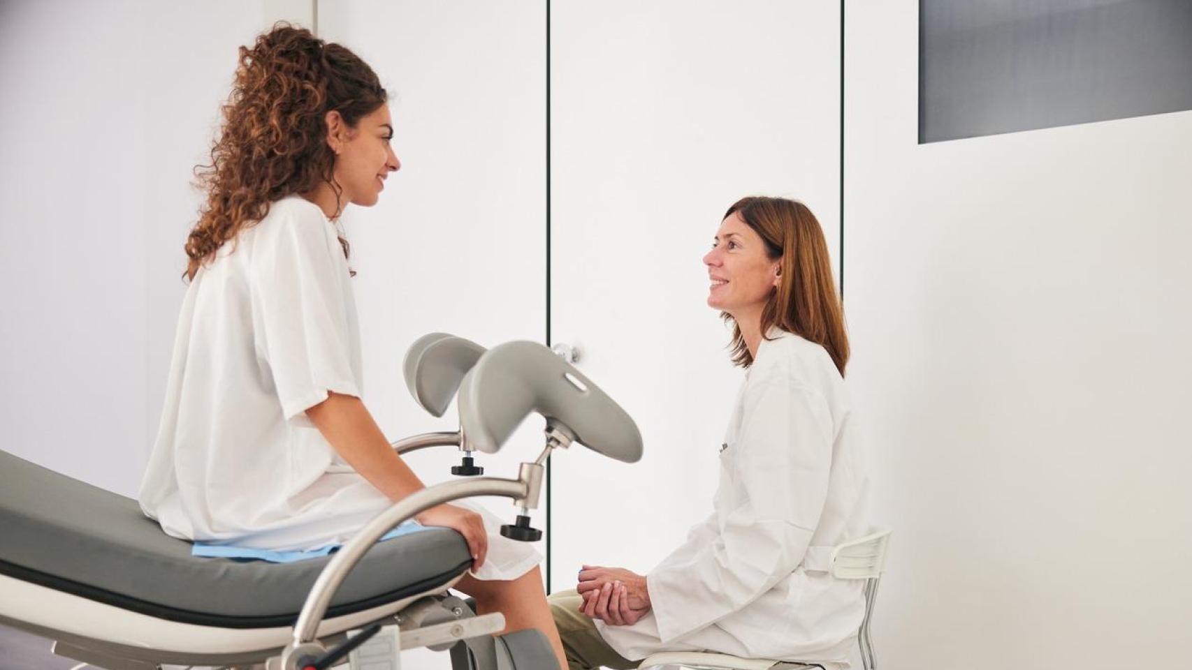 Imagen de archivo de una doctora junto a una paciente en consulta.