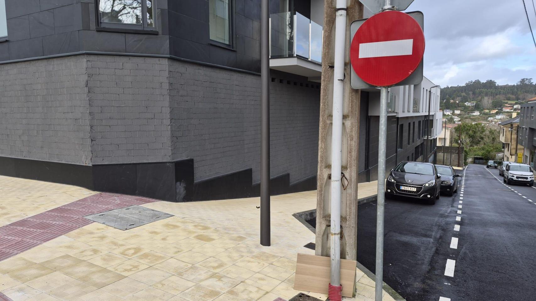 Un poste eléctrico que bloquea el acceso a un nuevo edificio