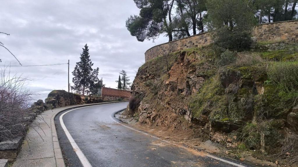 Desprendimientos en la carretera de subida al Valle de Toledo.