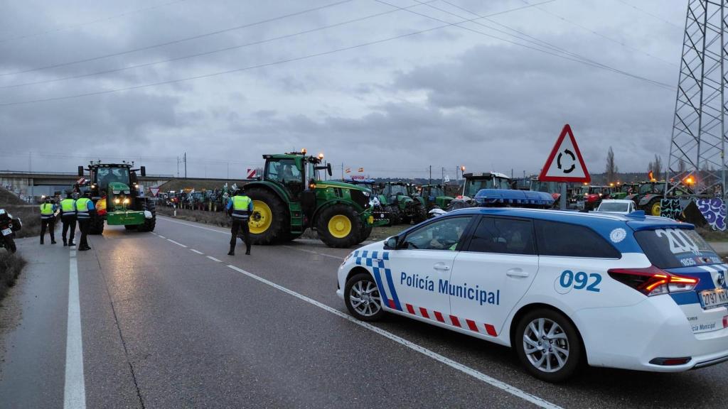 La columna de agricultores comienza a desplazarse hacia el Estadio José Zorrilla desde la carretera de Renedo, por la VA-20 y la Avenida de Burgos de Valladolid