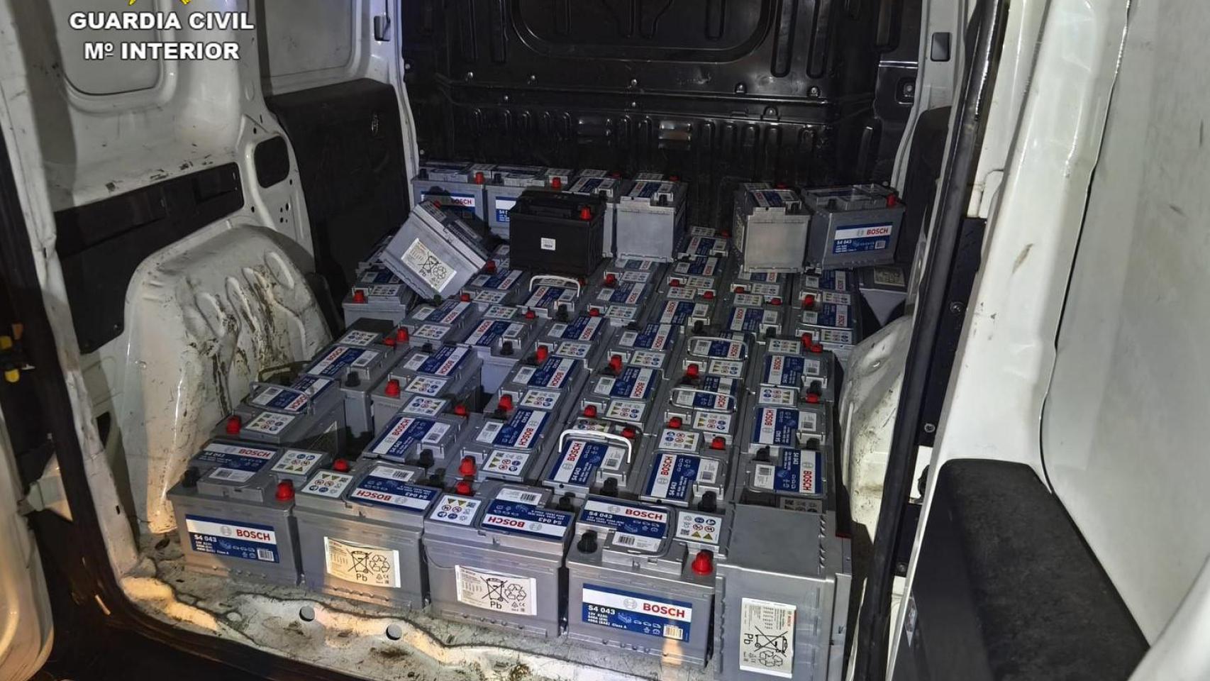 Baterías incautadas por la Guardia Civil.