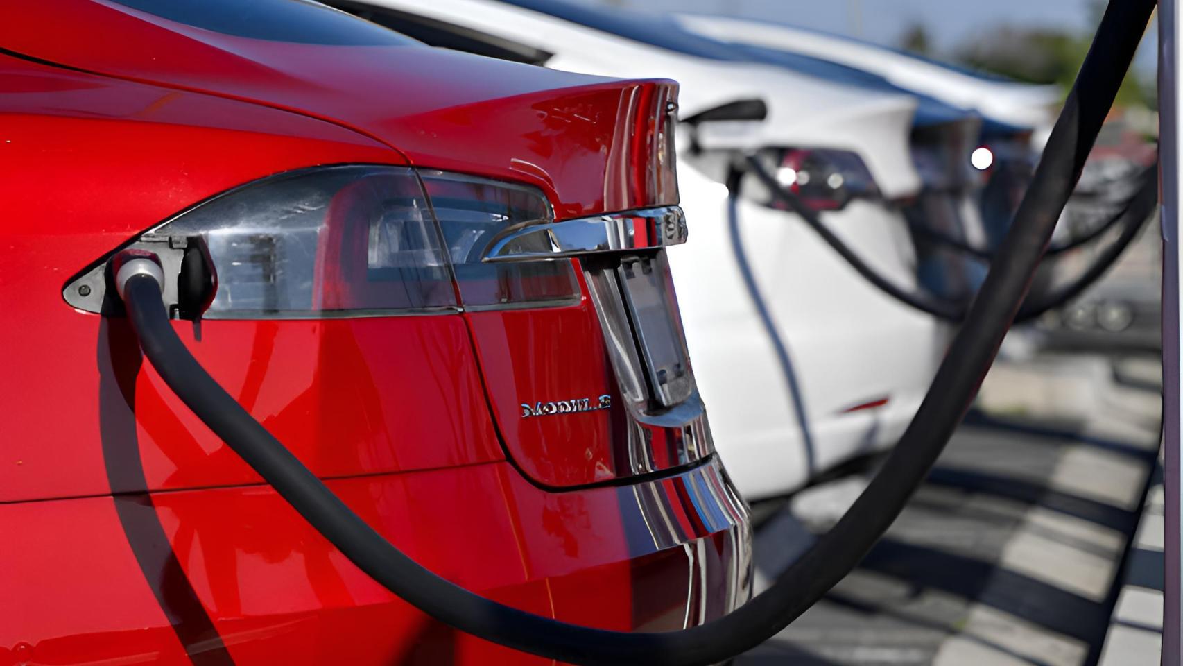 Vehículo eléctrico cargando.