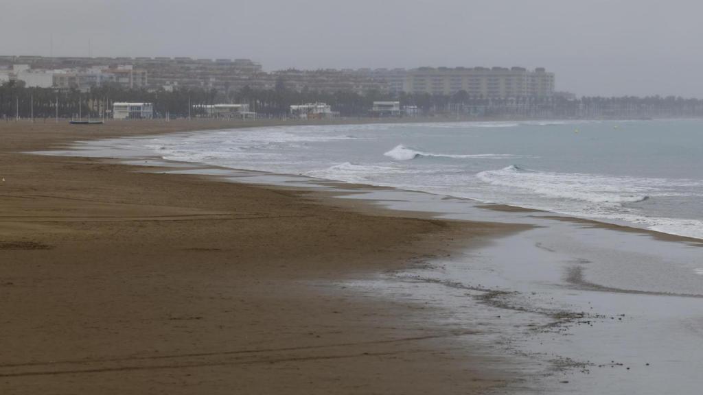 Vista general de la playa de la Malavarrosa de este miércoles.