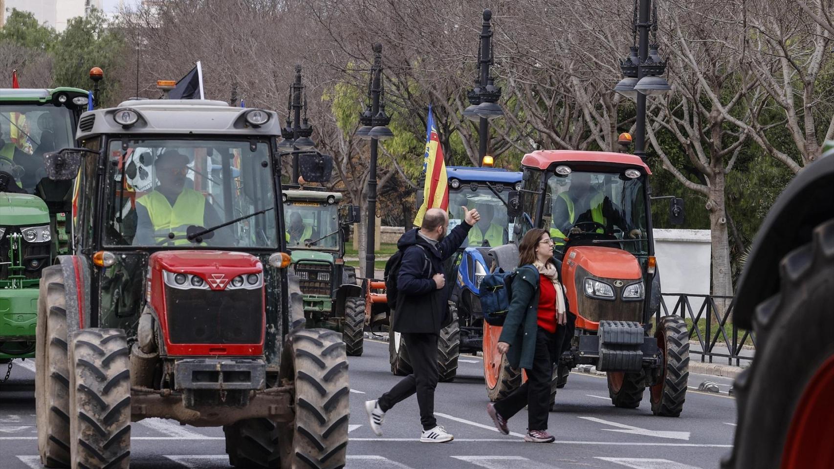 Los agricultores mantienen sus protestas en Valencia: colapsan el centro y obligan a un amplio despliegue policial