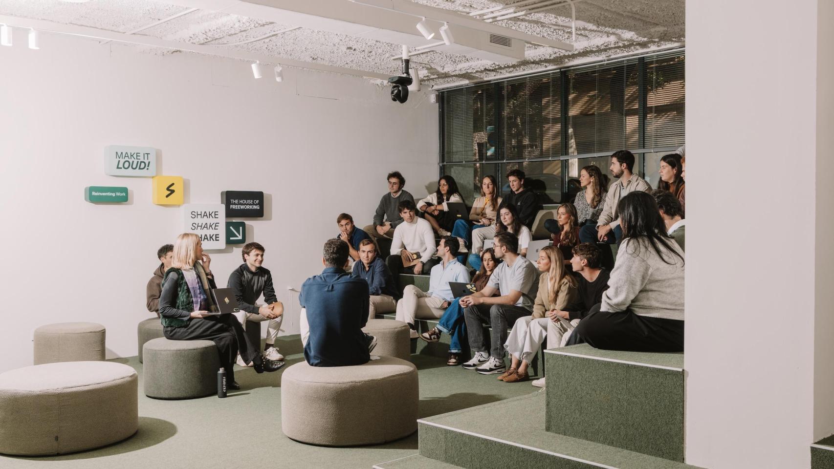 Equipo de Shakers y 'freelancers' en la nueva sede de la startup en pleno barrio de Chamberí de Madrid.