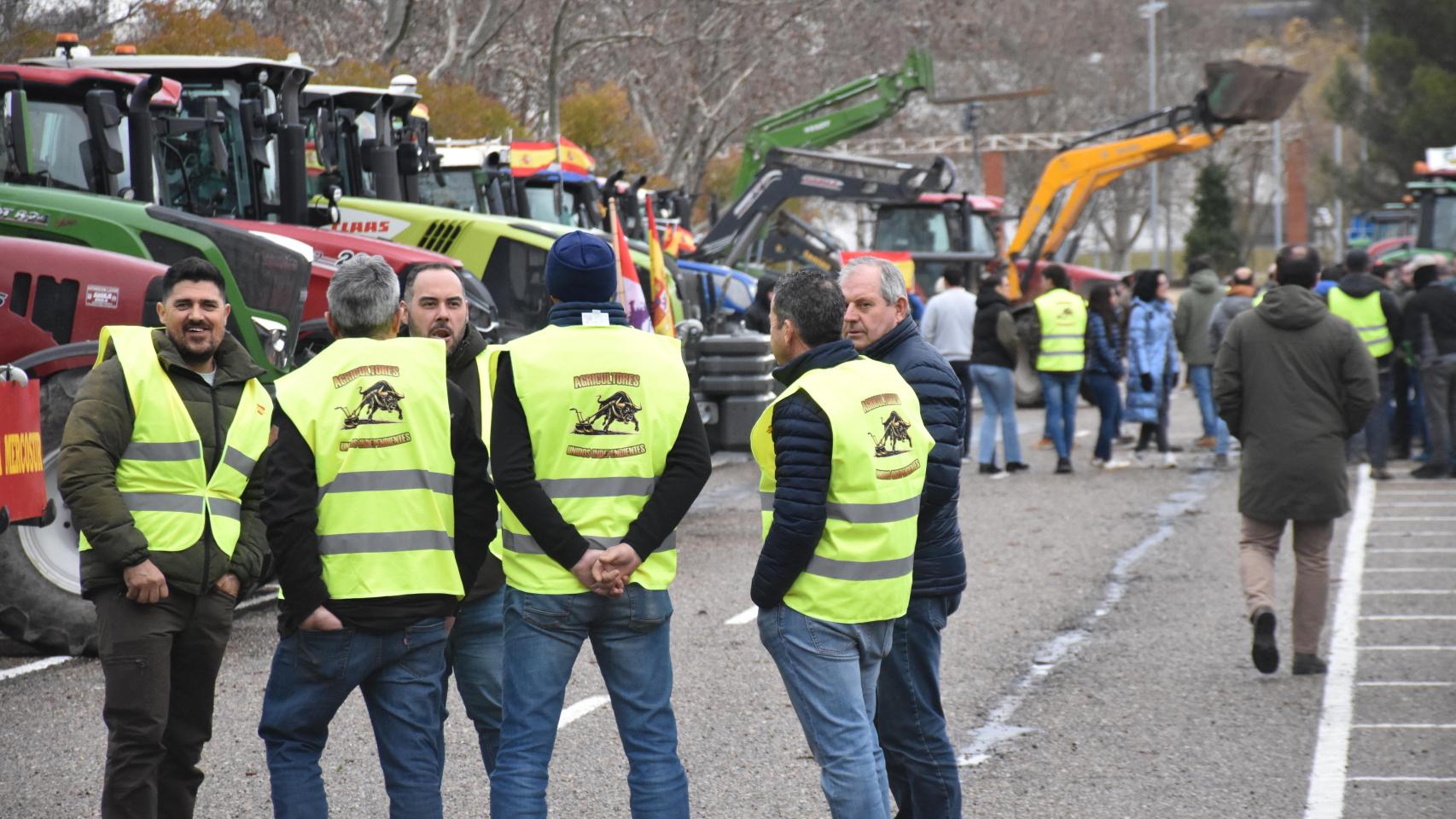 Un grupo de agricultores y ganaderos esperan en el aparcamiento del estadio José Zorrilla a la espera de que inicie la tractorada en Valladolid