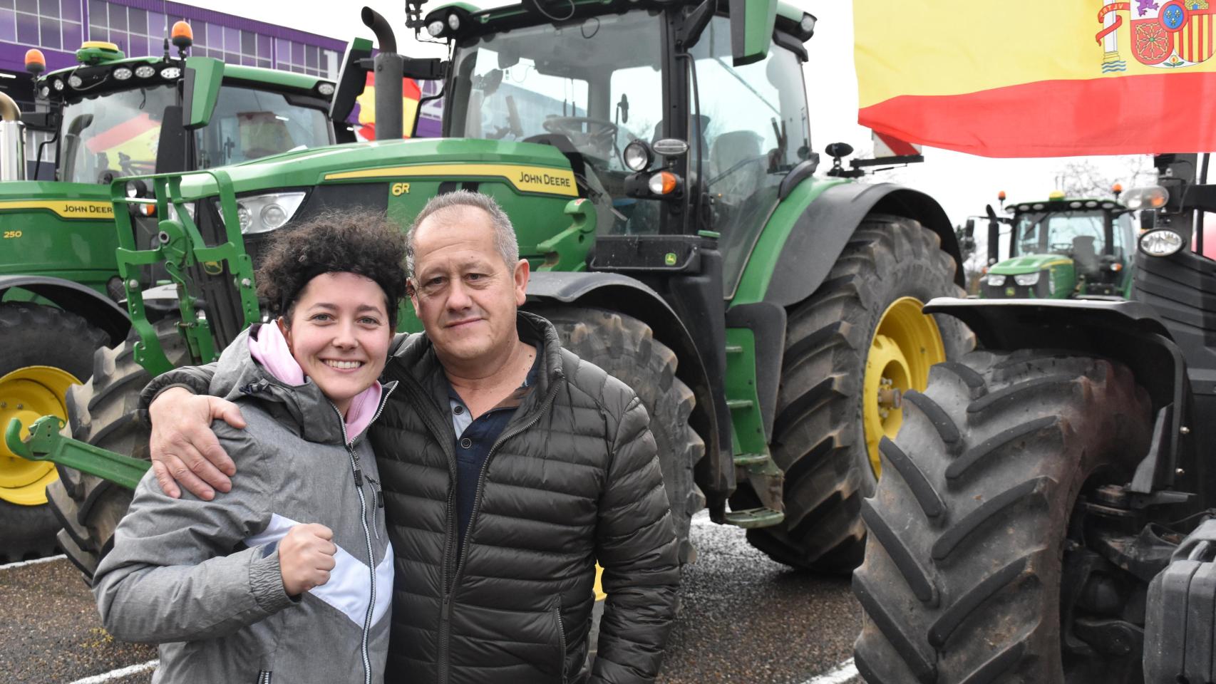 Antonio Herrero junto a su hija mayor en la tractorada de este 'súper jueves' en Valladolid