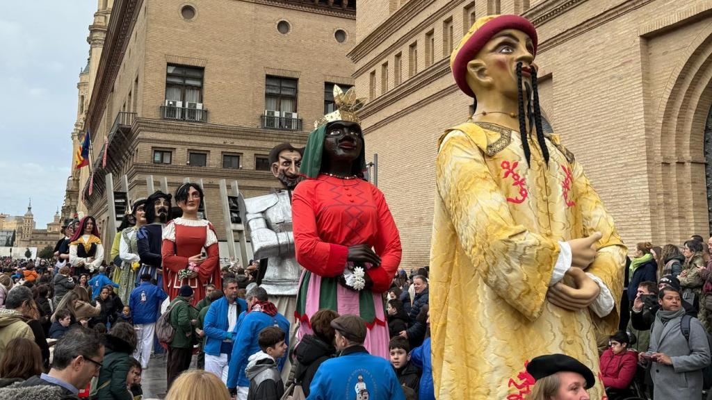 Comparsa de gigantes y cabezudos de Zaragoza.