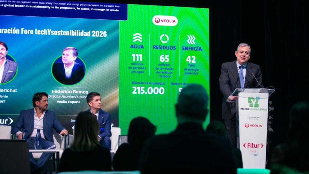 Inauguración del foro Fitur Techy Sostenibilidad con Federico Ramos, Director de Asuntos Públicos de Veolia en España; Fede Fuster, Presidente del Instituto Tecnológico Hotelero (ITH); y Jorge Marichal, Presidente de la Confederación Española de Hoteles y Alojamientos Turísticos (CEHAT).