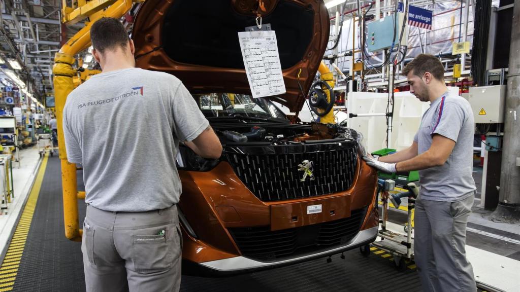 Línea de montaje en la planta de PSA Peugeot Citroën en Vigo (Pontevedra)