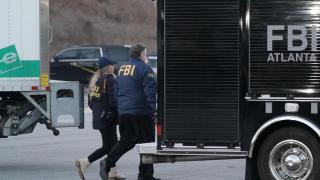 Agentes del FBI durante el registro del colegio electoral del estado de Georgia.