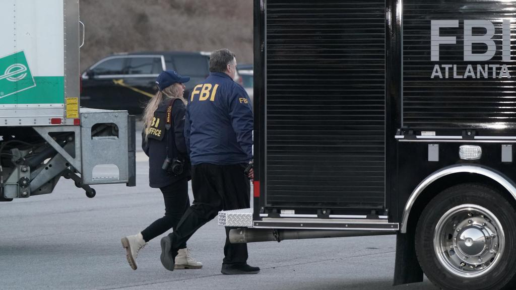 Agentes del FBI durante el registro del colegio electoral del estado de Georgia.