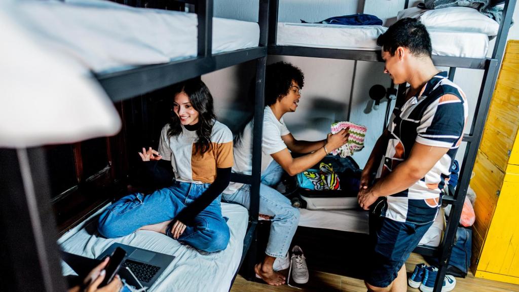 Imagen de ilustración de unos amigos hablando en una habitación.