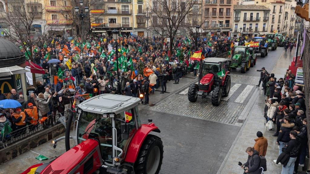 Tractores transitan por la plaza de Zocodover de Toledo en una protesta contra el acuerdo de Mercosur en enero de 2026.
