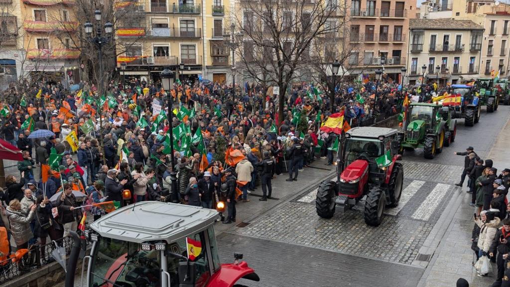 Tractores transitan por la plaza de Zocodover de Toledo en una protesta contra el acuerdo de Mercosur en enero de 2026.
