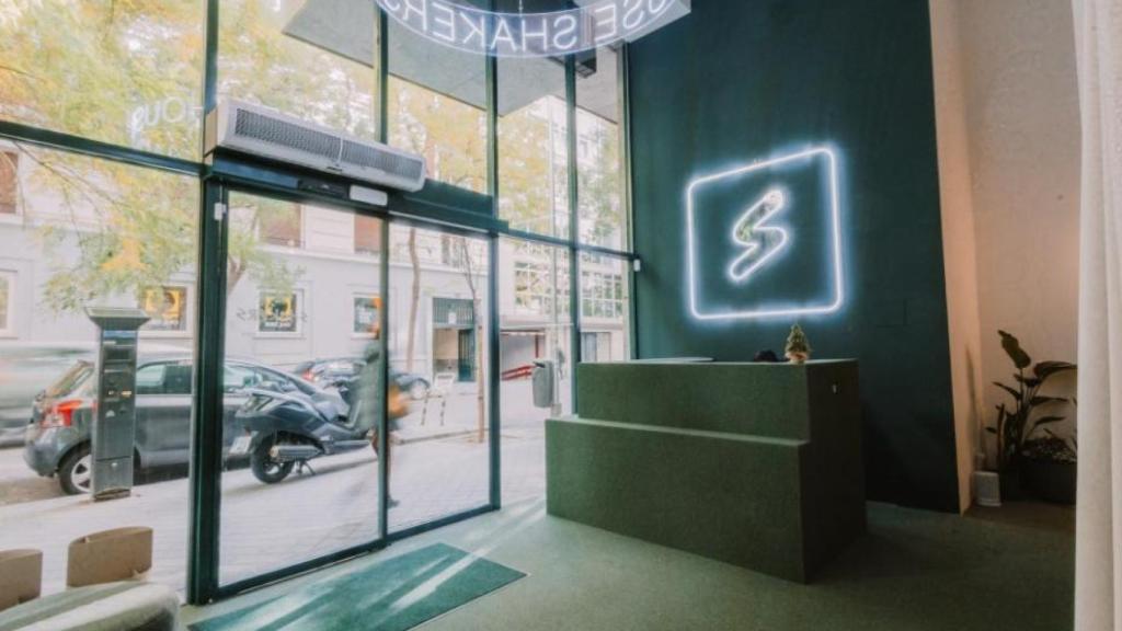 Entrada principal a la oficina de Shakers en Madrid.