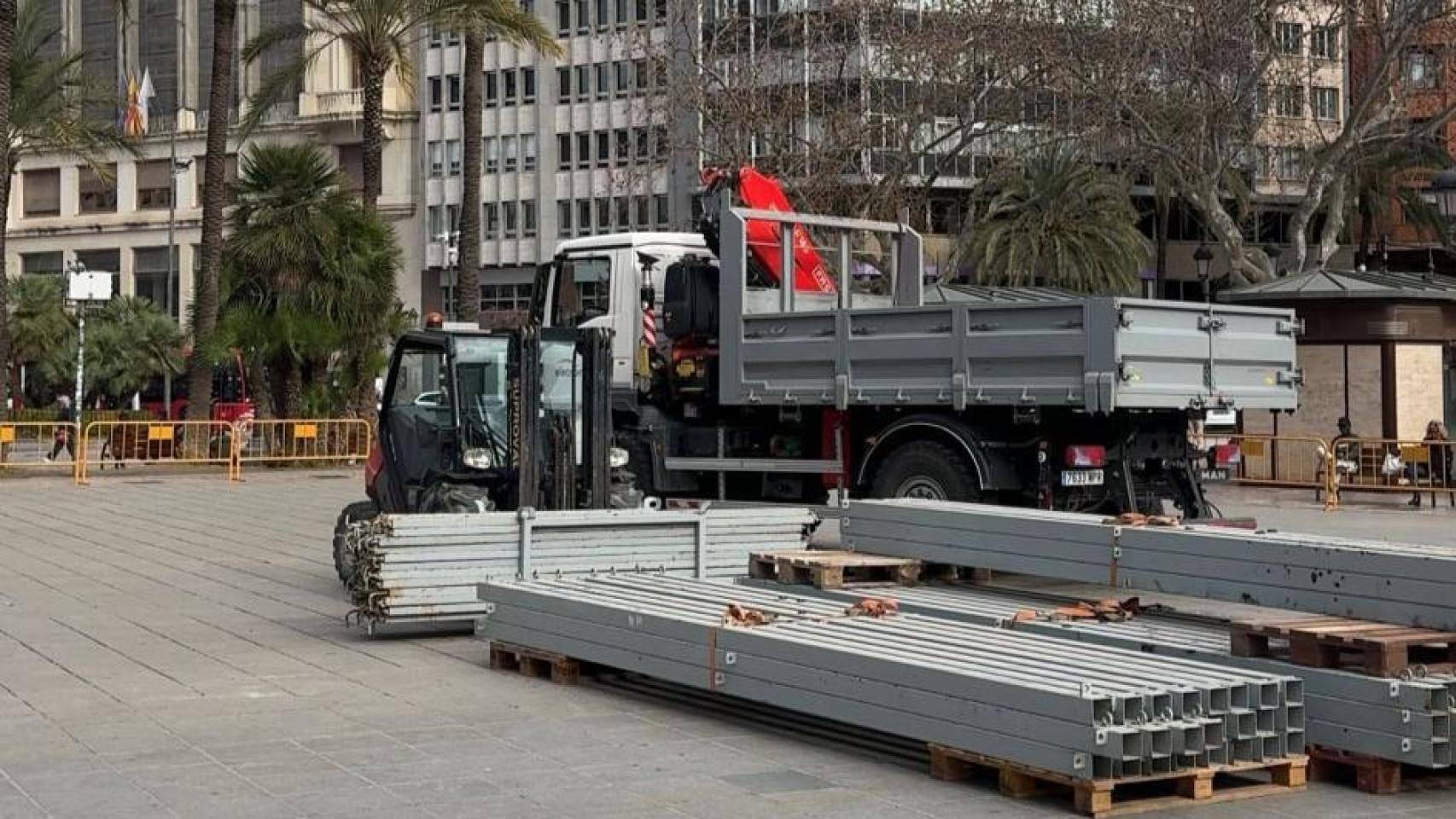 La plaza del Ayuntamiento se prepara para las 'mascletàs'. EE