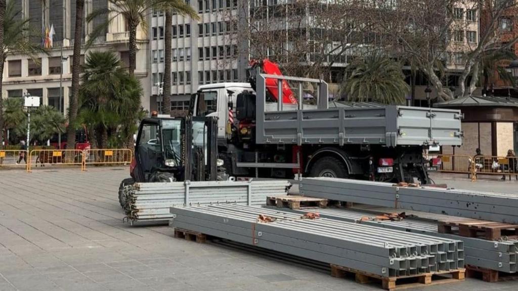 La plaza del Ayuntamiento se prepara para las 'mascletàs'. EE
