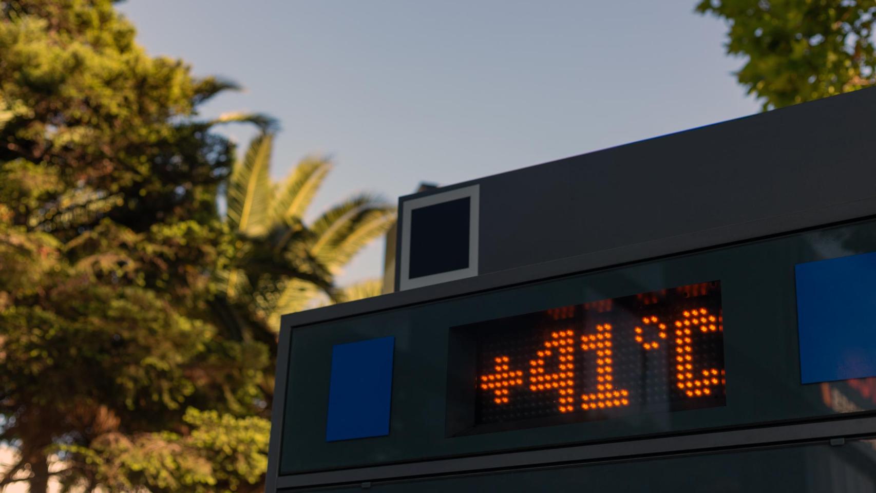 Termómetro digital urbano para exteriores que muestra una temperatura ambiente.