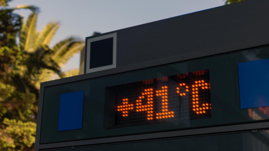 Termómetro digital urbano para exteriores que muestra una temperatura ambiente.