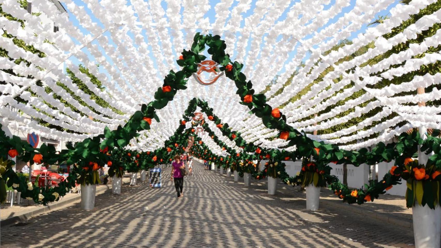 Una calle de Campo Maior decorada con miles de flores de papel.