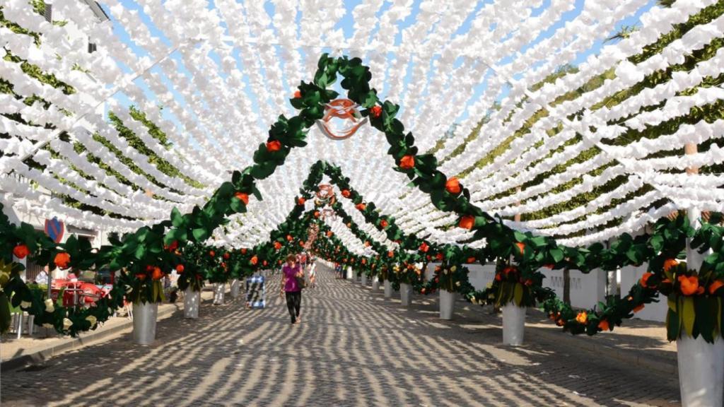 Una calle de Campo Maior decorada con miles de flores de papel.