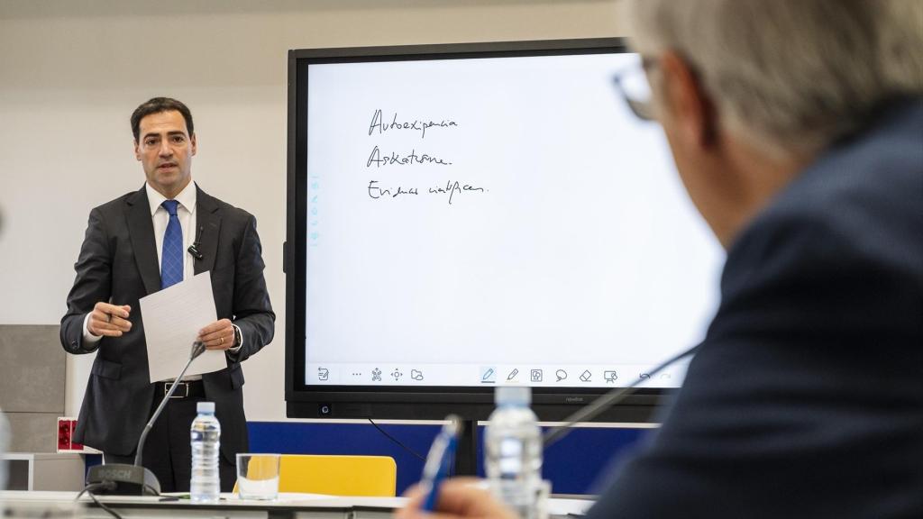 Imanol Pradales en una reunión celebrada en el Instituto de Educación Secundaria Koldo Mitxelena de Vitoria.