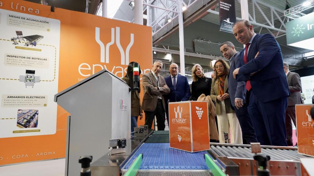 La consejera de Agricultura de la Junta de Castilla y León, María González Corral, y del alcalde de Valladolid, Jesús Julio Carnero, entre otras autoridades, en la inauguración de las ferias Agrovid y SIEB