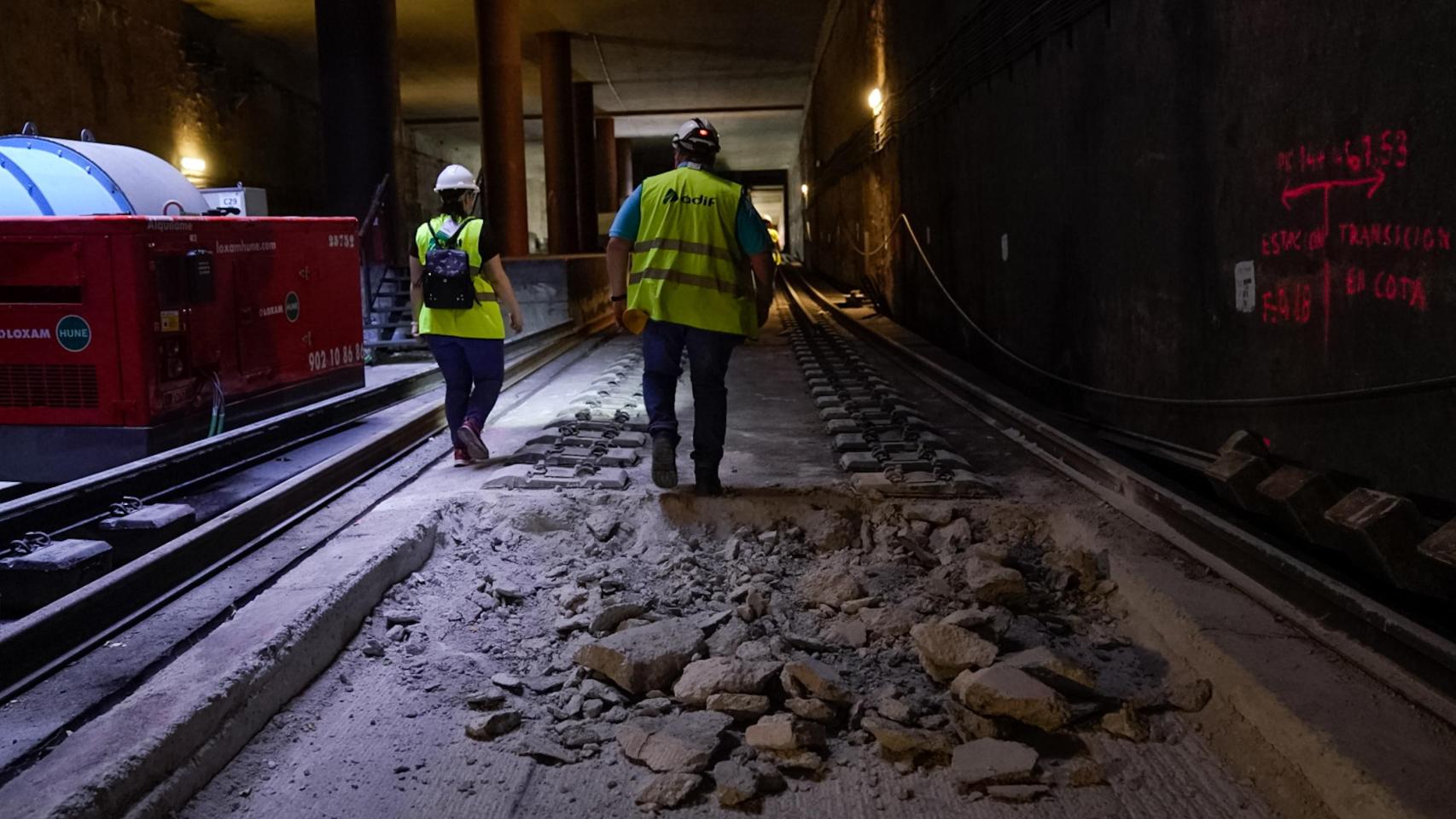 Trabajadores durante las obras de renovación del túnel de Getafe, en la línea C4 de Cercanías Madrid, a 15 de julio de 2021, en Getafe, Madrid (España).