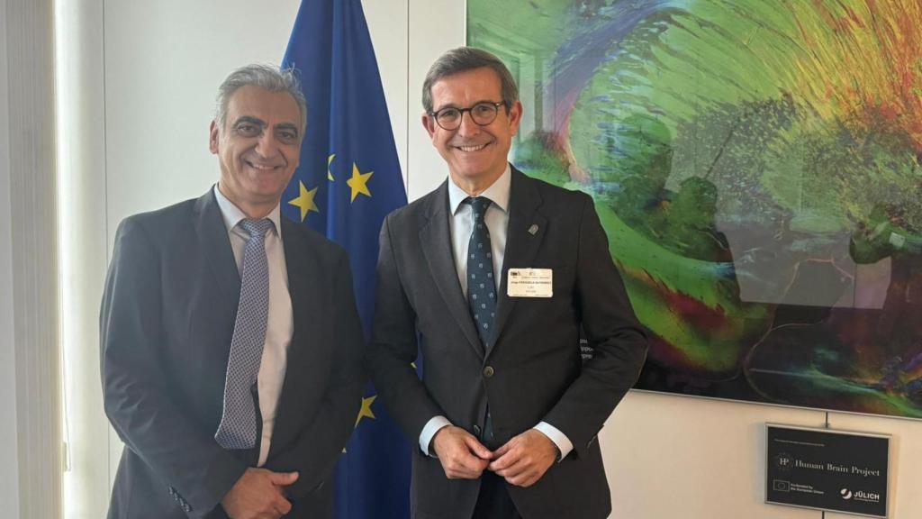 El consejero andaluz de Industria, Energía y Minas, Jorge Paradela, con Thomas Skordas, subdirector de la Dirección General de Redes de Comunicación, Contenido y Tecnologías (DG Connect) de la Comisión Europea.