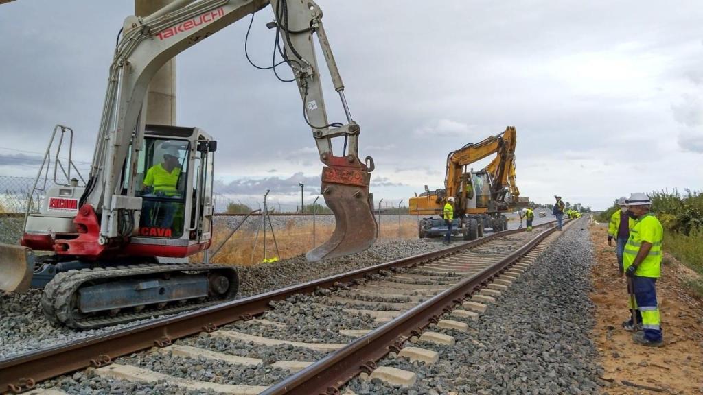 Maquinaria y trabajadores en labores de renovación de una vía ferroviaria.