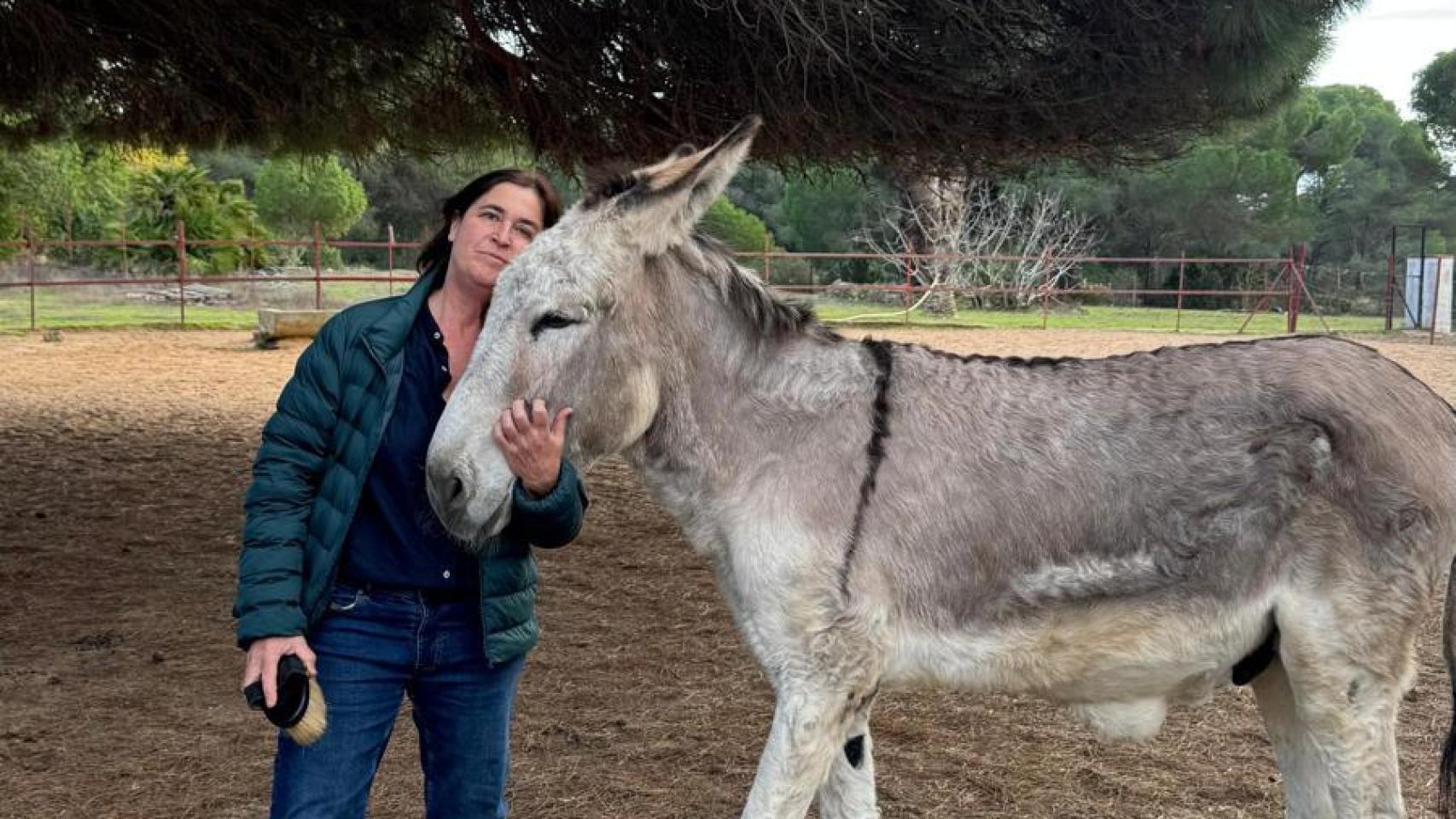 Amparo Barón con su burro Gabi.