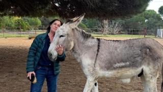 Amparo Barón con su burro Gabi.