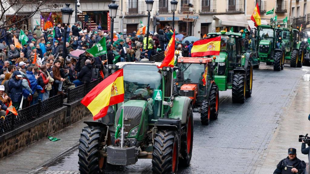 Tractores y manifestantes en la plaza de Zocodover de Toledo.
