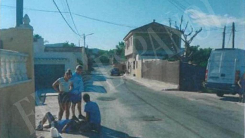 Antonio, bombero jubilado aficionado al ciclismo, el miércoles 10 de septiembre, asistido por unos vecinos tras sufrir una caída en el límite entre Murcia y Alicante.