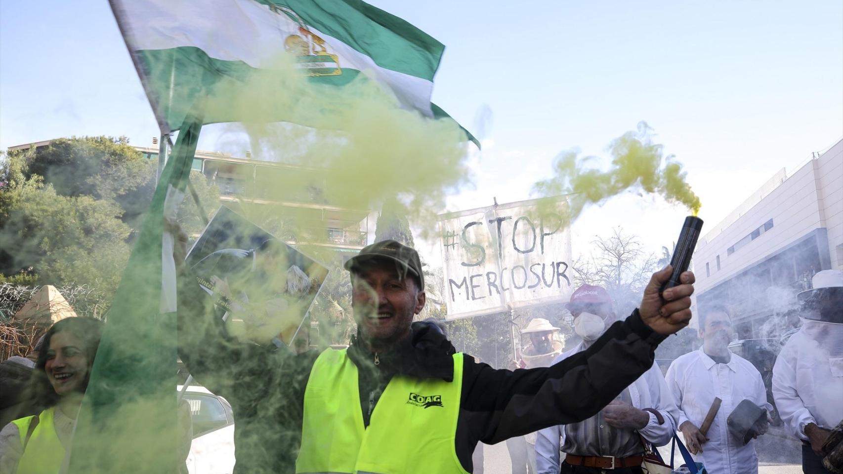 El  súper jueves  de protesta agro mueve 15.000 tractores en media España contra Mercosur, pero  pincha  en Madrid