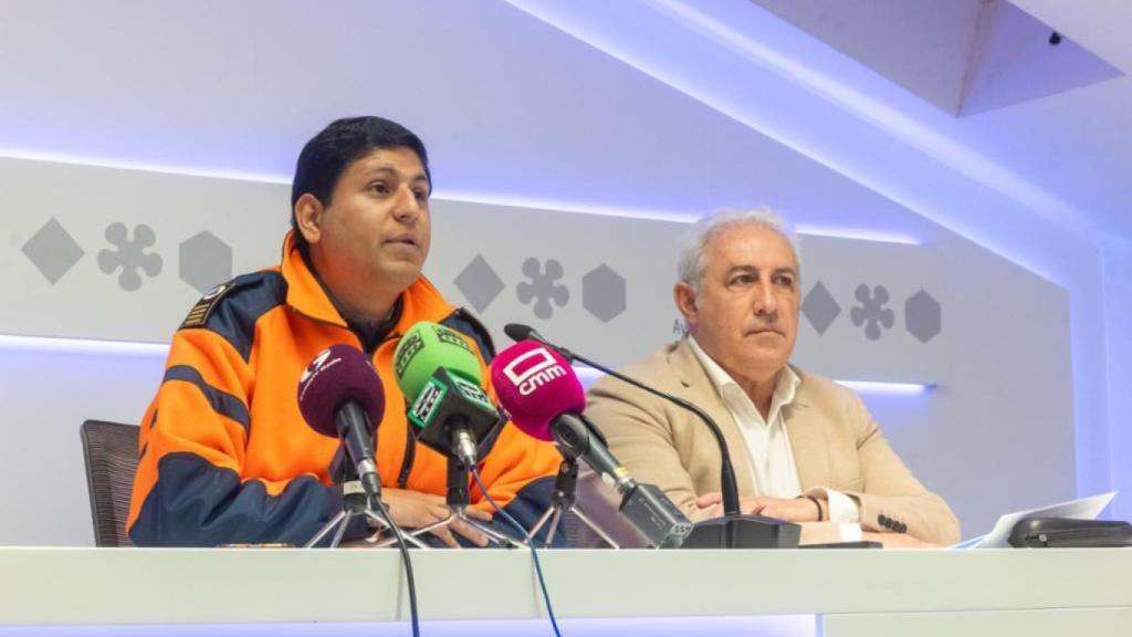 El exjefe de Protección Civil de Guadalajara y Chema Antón, concejal de Seguridad, en una imagen de archivo.