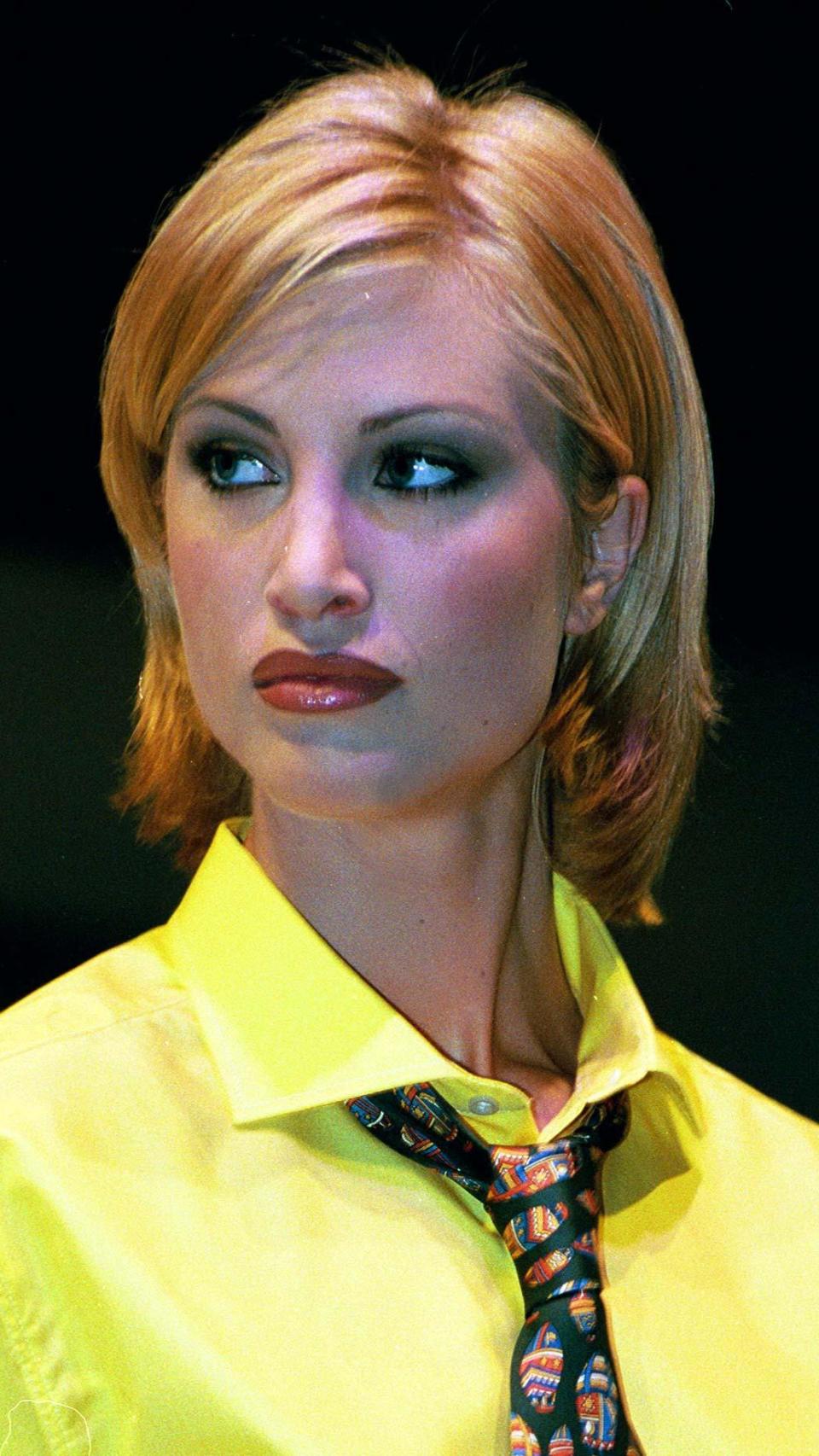 Eva Sannum, expareja del rey Felipe VI, en un desfile celebrado en Madrid, en 1997.